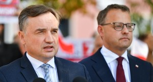 Romanowski uziemiony, unieważniono mu paszporty. Plan na Ziobrę