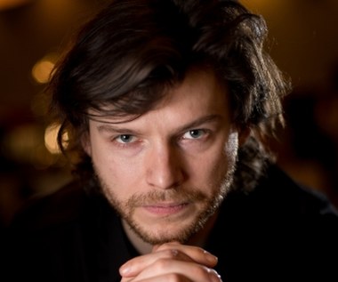 Romantyczny buntownik ("Wszystko, co kocham"), morderca własnej matki ("Matka Teresa od kotów"), brat uwikłany w kazirodczą relację z siostrą ("Bez wstydu"), homoseksualista zakochany w księdzu ("W imię...") - ekranowe wybory Mateusza Kościukiewicza nie pozostawiają złudzeń. Obchodzący 30. urodziny aktor rzadko idzie na artystyczne kompromisy. 