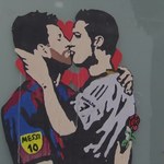 Romantyczny pocałunek Messiego i Ronaldo