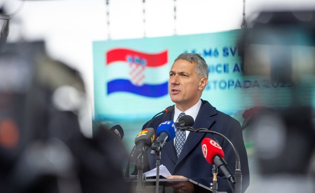 "Romowie powinni sprzątać toalety w pociągach". Oburzenie po słowach ministra