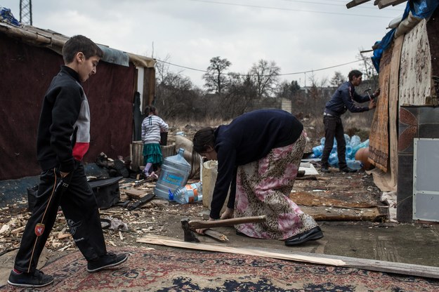 Romowie przenieśli się do innego obozowiska /Maciej Kulczyński /PAP/EPA
