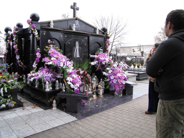 Romski grób na cmentarzu w Pabianicach /Agnieszka Wyderka /RMF FM