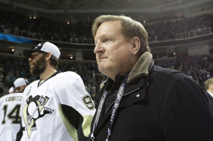 Ron Burkle (P), współwłaściciel hokejowego klubu Pittsburgh Penguins /AFP
