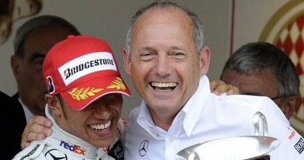 Ron Dennis broni Hamiltona jak własnego syna /AFP