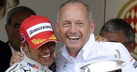 Ron Dennis był jednym z ojców sukcesu Lewisa Hamiltona w 2008 roku /AFP