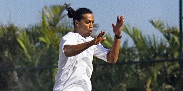 Ronaldinho już trenuje. Ale nie w Barcelonie, lecz w Porto Allegre. /AFP