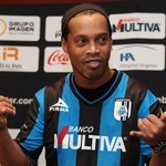 Ronaldinho zaprzecza, że kończy karierę 