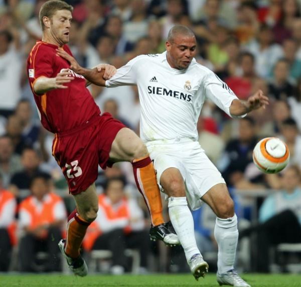 Ronaldo i Sergio walczą o piłkę /AFP