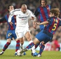 Ronaldo mija Puyola. Barcelona-Real 1:2 (jesień 2003) /AFP