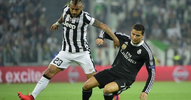 Ronaldo w starciu z Vidalem /AFP