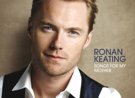 Ronan Keating na okładce płyty "Songs For My Mother" /