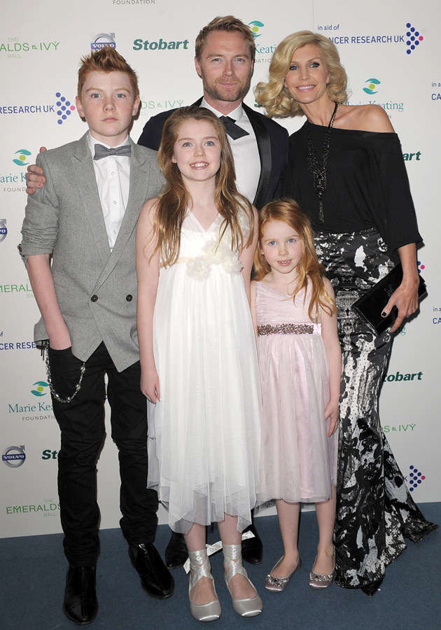Ronan Keating z rodziną: żona Yvonne, synem Jackiem, córkami Melissą i Ali /Ben Pruchnie /Getty Images