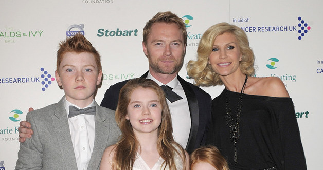 Ronan Keating z rodziną: żona Yvonne, synem Jackiem, córkami Melissą i Ali /Ben Pruchnie /Getty Images