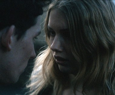 Rønde łączy przy tym realistyczne i poruszające sceny, nakręcone w autentycznym Bridgend, przy udziale walijskich aktorów, z zachwycającymi, wysmakowanymi, poetyckimi i magicznymi kadrami, jakie odsyłają do romantycznej, młodzieńczej fascynacji śmiercią.

 