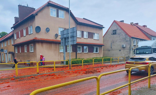 "Rondo Bolognese" w Czaplinku. Na ulicach pomidorowe odpady