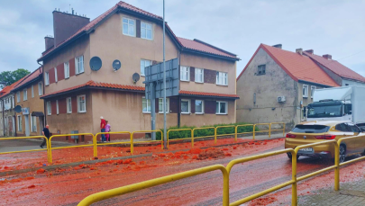 "Rondo Bolognese" w Czaplinku. Na ulicach pomidorowe odpady