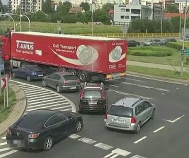 Rondo w oku kamer. Sypią się mandaty