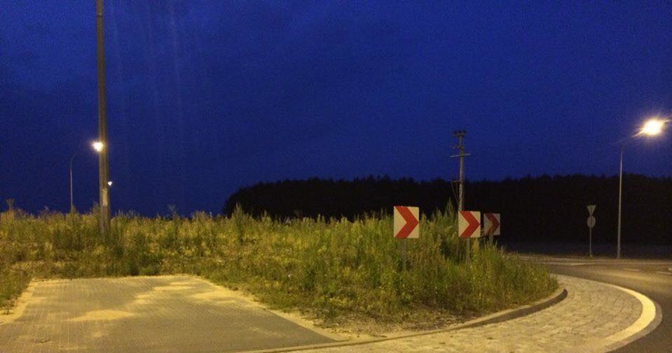 Rondo z miejscem parkingowym. Słusznie - po co marnować miejsce na wysepce? /INTERIA.PL