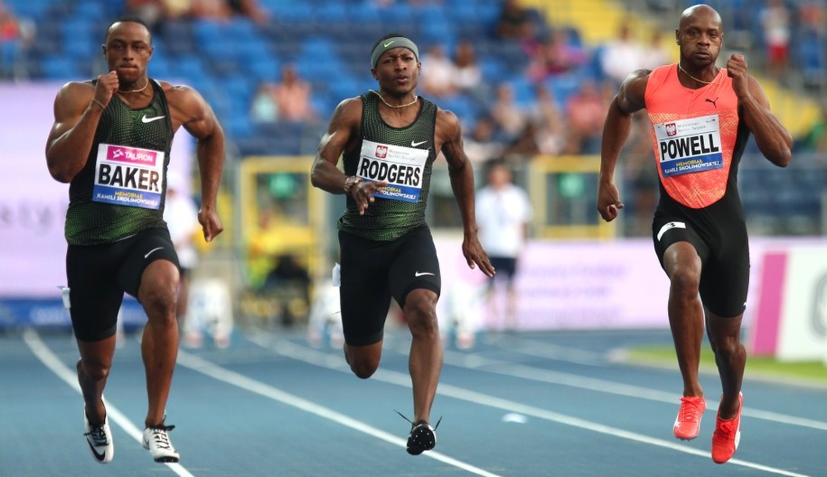 Ronnie Baker z USA (L), Mike Rodgers z USA (C) i Asafa Powell z Jamajki (P) w biegu na 100 metrów, jednej z konkurencji 9. Memoriału Kamili Skolimowskiej rozgrywanego na Stadionie Śląskim w Chorzowie / Andrzej Grygiel /PAP