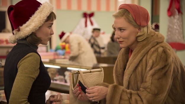 Rooney Mara i Cate Blanchett w filmie "Carol" /materiały dystrybutora