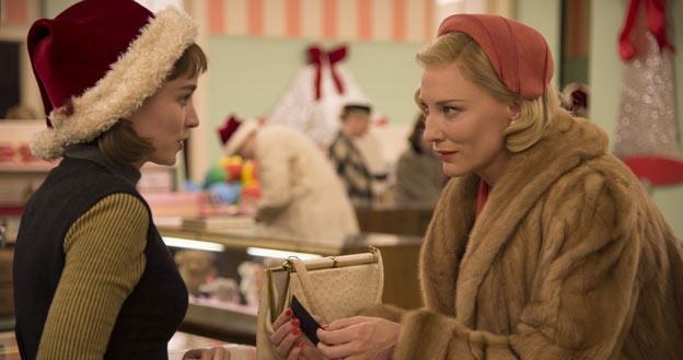 Rooney Mara i Cate Blanchett w filmie "Carol" /materiały dystrybutora