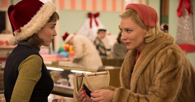 Rooney Mara i Cate Blanchett w scenie z filmu "Carol" Todda Haynesa /materiały prasowe