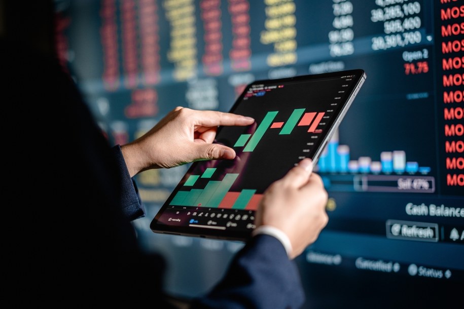 Ropa i gaz tanieją /Shutterstock