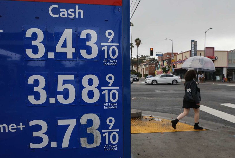 Ropa jest najtańsza od ośmiu lat. Nz. stacja benzynowa w Los Angeles /AFP