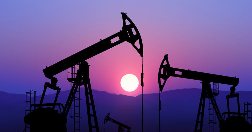 Ropa naftowa może w najbliższych latach tanieć /123RF/PICSEL