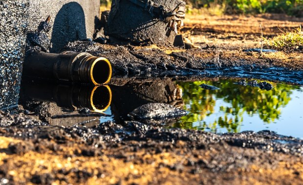 Ropa naftowa na działce rolnej. Na Mazowszu doszło do wycieku