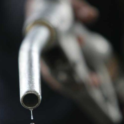 Ropa tanieje o ponad jedną trzecią, ale spadek cen paliwa z dystrybutorów okazuje się aptekarski. /AFP