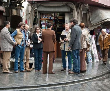 Rory Cochrane, Christopher Denham, Clea DuVal, lOmid Abtahi, Tate Donovan, Ben Affleck i Kerry Bishé w scenie z filmu "Operacja Argo"