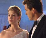 Rosamund Pike i Pierce Brosnan na planie filmu "Die Another Day" /