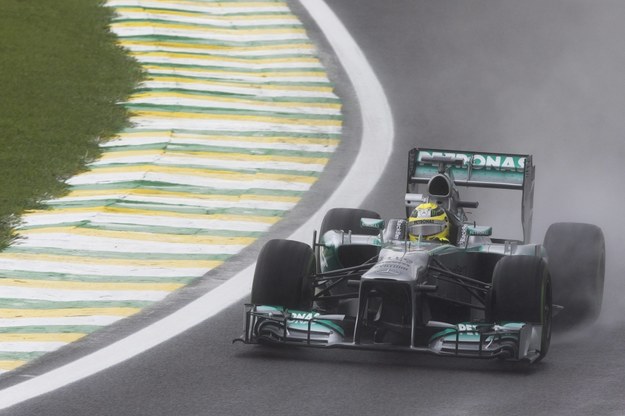 Rosberg najszybszy na treningach przed GP Brazylii /Sebastiăo Moreira /PAP/EPA