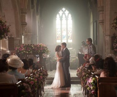 Rose Byrne i Rafe Spall w scenie z filmu "Daje nam rok"