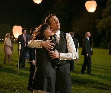 Rose Byrne i Rafe Spall w scenie z filmu "Daje nam rok"