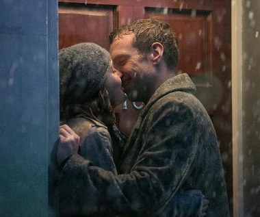 Rose Byrne i Rafe Spall w scenie z filmu "Daje nam rok"