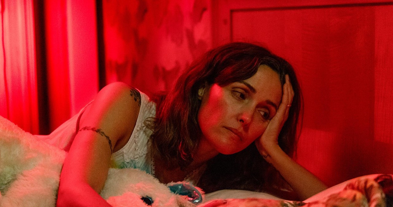 Rose Byrne w filmie "Kopnęłabym cię, gdybym mogła" /materiały prasowe