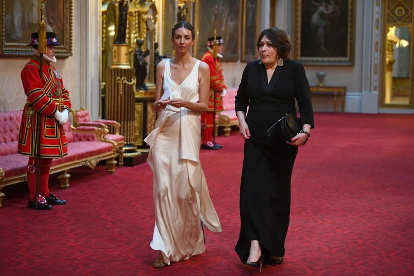 Rose Hanbury (w białej sukience) przybyła do Pałacu w towarzystwie dziennikarki "The Daily Mail" /WPA Pool /Getty Images