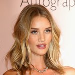 Rosie Huntington-Whiteley w koszuli nocnej (?) na imprezie!