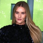 Rosie Huntington-Whiteley Rosie Huntington - Whiteley w zachwycającym jesiennym zestawie. Prawdziwa ikona