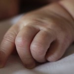 Rosja: Masażystka "z boskim darem" złamała niemowlakowi kark