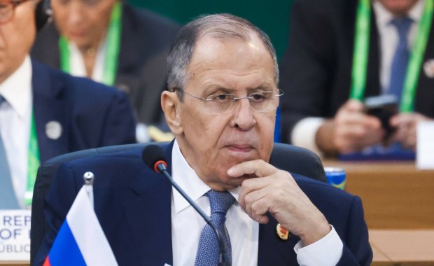 "Rosja nie oszczędza cywili". Paryż odpowiada Ławrowowi