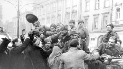 Rosja opublikowała dok. Armii Czerwonej o Polsce. "Stoją godzinami, witając przechodzącą armię"