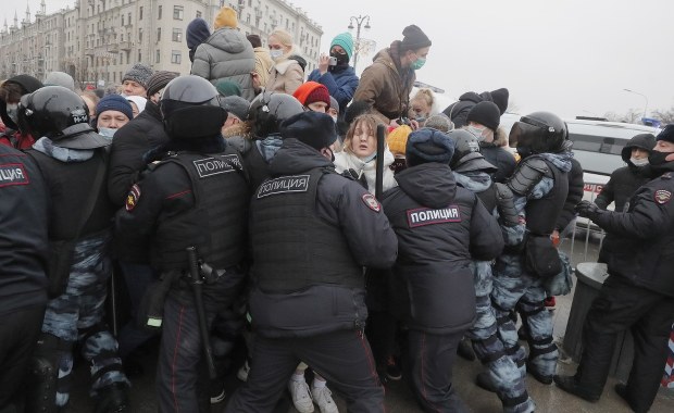 Rosja po masowych protestach: Służby wszczynają sprawy karne za przemoc wobec policjantów