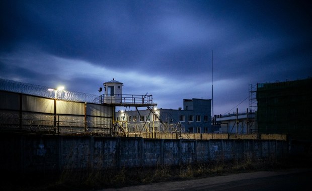 Rosja: Wiceszef kolonii karnej zabrał więźniów i kazał wyremontować mieszkanie