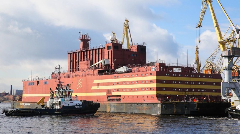 Rosja wysłała na Arktykę pierwszą na świecie pływającą elektrownię jądrową /Geekweek