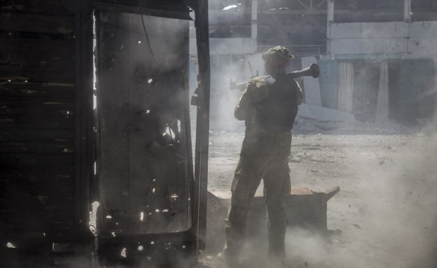 Rosja zintensyfikowała naloty w Donbasie. Systemy HIMARS już na Ukrainie [RELACJA]