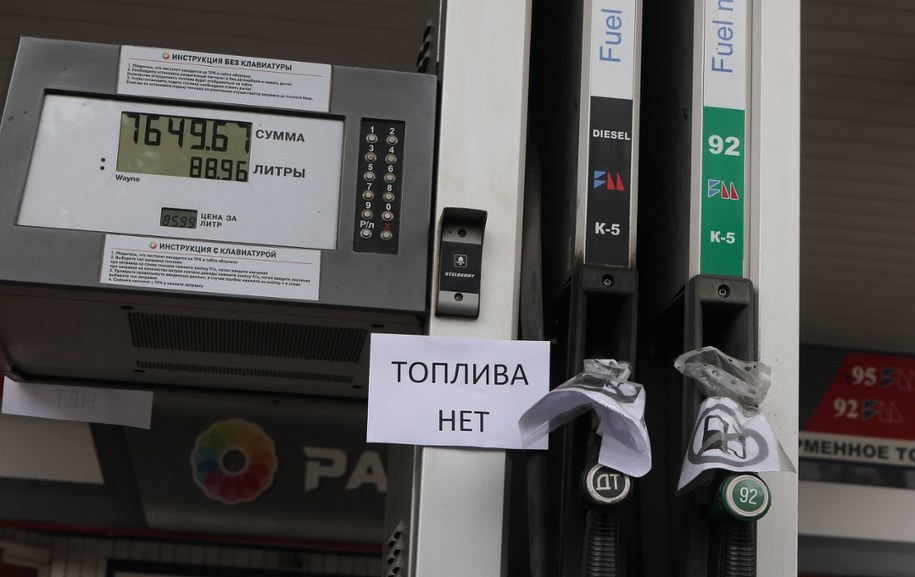 Rosja zmaga się z problemami paliwowymi /MAXIM SHIPENKOV    /PAP/EPA