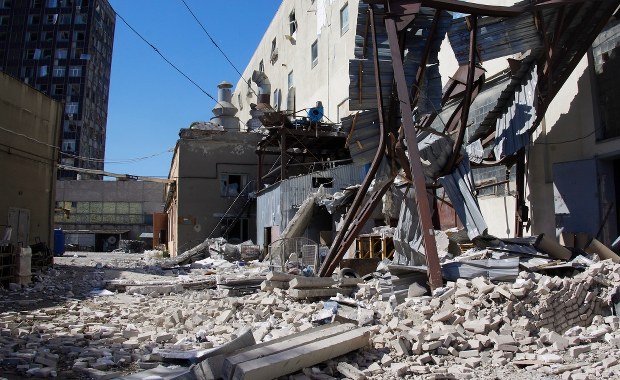 Rosjanie 60 razy częściej atakują cele cywilne niż wojskowe